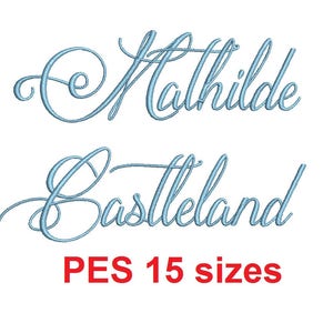 Puede incluir: Diseño de bordado cursivo azul para un nombre, "Mathilde Castleland", con el texto "PES 15 tamaños" debajo.