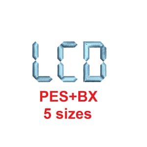 Op de afbeelding: Lichtblau geborduurde letters "LCD" met de tekst "PES+BX" en "5 maten" in het rood. De letters zijn in een digitale display-stijl, waarbij elk segment is omlijnd met een lichtere blauwe draad op een witte achtergrond.