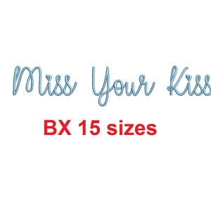 Può includere: Design ricamato che recita "i Miss Your Kiss" in un font corsivo blu chiaro con piccoli cuori sopra la "i" e la "kiss". Il testo "BX 15 misure" è scritto in rosso sotto il design.