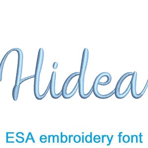 以下が含まれることがあります： 「Hlidea」という名前が、薄い青色の筆記体で刺繍されています。「ESA embroidery font」というテキストが名前の下にあります。