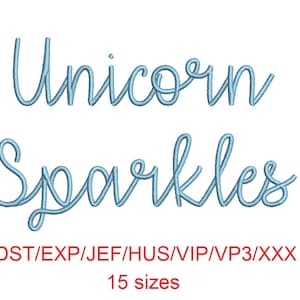 Puede incluir: Diseño de bordado Unicorn Sparkles en fuente de letra cursiva azul. Disponible en 15 tamaños en formatos DST, EXP, JEF, HUS, VIP, VP3 y XXX.