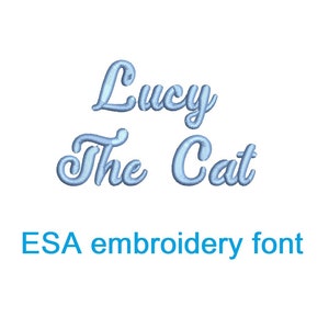 以下が含まれることがあります： 薄い青色の刺繍で「Lucy The Cat」と書いてあります。筆記体です。白い背景です。「ESA embroidery font」という文字が青色で下に書かれています。