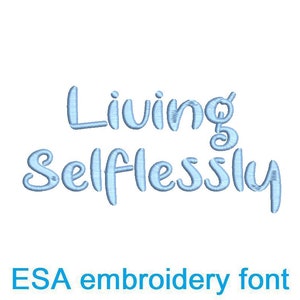Może przedstawiać: Projekt czcionki do haftu w jasnoniebieskim kolorze, który brzmi "Życie bezinteresownie".
