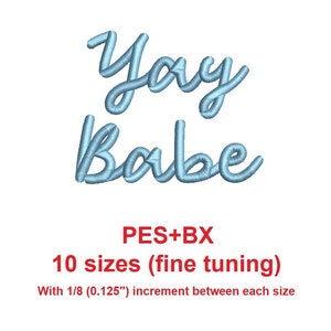 Puede incluir: Diseño de bordado azul del texto "Yay Babe" en una fuente cursiva. Formato de archivo de bordado PES+BX. 10 tamaños (ajuste fino) con un incremento de 1/8 de pulgada entre cada tamaño.