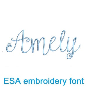 Peut inclure: Une police de caractères brodée bleue qui dit "Amely". La police est de style cursive. Le texte est sur un fond blanc.  Police de broderie ESA.