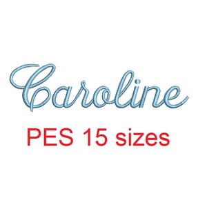 以下が含まれることがあります： 「Caroline」という名前が青い筆記体で刺繍されたデザインで、その下に「PES 15サイズ」というテキストがあります。