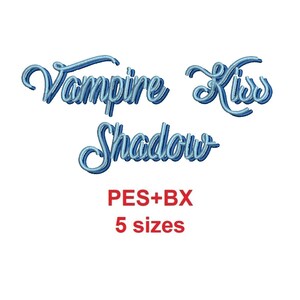 以下が含まれることがあります： 白い背景に青い刺繍文字。「Vampire Kiss」と「Shadow」の文字が筆記体で表示されています。テキストの下には「PES+BX」と「5 sizes」の文字があります。