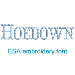 以下が含まれることがあります： 装飾的なフォントで「HOEDOWN」と刺繍された水色のテキスト。単語の下には、一致する水色で「ESA embroidery font」というテキストがあります。テキストは白い背景に配置されています。