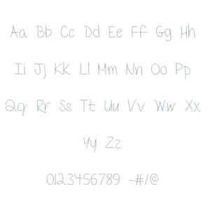 Puede incluir: Un alfabeto escrito a mano en una fuente azul con un contorno discontinuo. Las letras están en minúsculas e incluyen el alfabeto, los números del 0 al 9 y los símbolos - # / @.