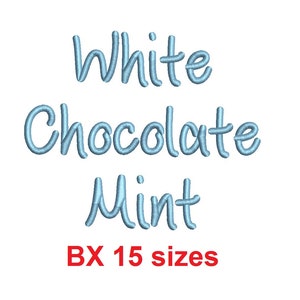 Könnte beinhalten: Stickdatei "White Chocolate Mint" in blauer Schrift mit dem Text "BX 15 Größen" in roter Schrift.
