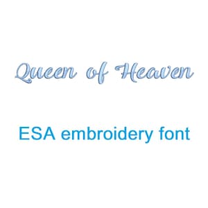 Peut inclure: Queen of Heaven en police cursive bleue avec un effet d'ombre. Le texte est sous les mots "ESA embroidery font" en police sans-serif bleue.