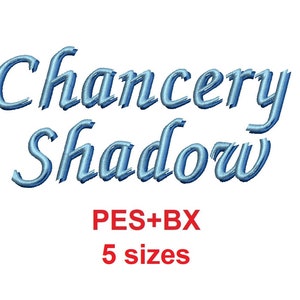 Könnte beinhalten: Blauer Schriftzug "Chancery Shadow" auf weißem Hintergrund. Darunter stehen die roten Worte "PES+BX" und "5 Größen".
