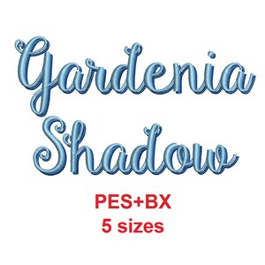 May include: Embroidered design of the words "Gardenia Shadow" in a light blue color. The text is in a cursive font and has a 3D effect. The text is accompanied by the words "PES+BX 5 sizes" in red.