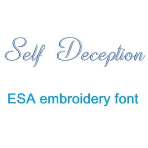 Puede incluir: Un diseño de fuente de bordado digital en estilo de escritura cursiva. El texto dice "Self Deception" en azul claro. El texto "ESA embroidery font" está escrito en azul debajo del texto cursivo.