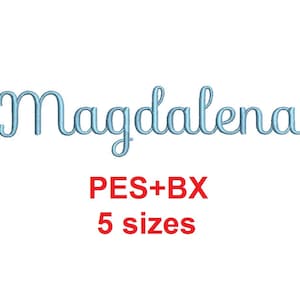 Könnte beinhalten: Der Name "Magdalena" in hellblauer Schreibschrift. Unter dem Namen steht der Text "PES+BX" in Rot, gefolgt von "5 Größen" in Rot. Der Hintergrund ist weiß.