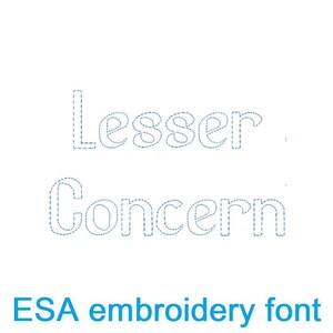以下が含まれることがあります： 白い背景に、点線フォントで「Lesser Concern」という文字。テキストの下には、青色の「ESA embroidery font」というフレーズがあります。
