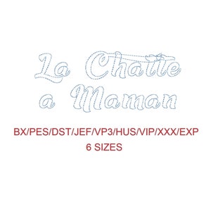 Pode incluir: Desenho bordado da frase francesa "La Chatte a Maman" em uma fonte cursiva. O desenho é delineado com uma linha tracejada azul. O texto "BX/PES/DST/JEF/VP3/HUS/VIP/XXX/EXP 6 SIZES" também está incluído na imagem.
