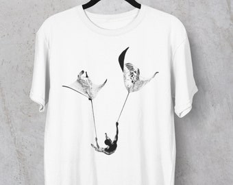 The flight / Rise & Fall | Unisex T-Shirt | Manta ray kite surfing | Original artwork | Graphic shirt | Stipple art | Pointillism dotwork