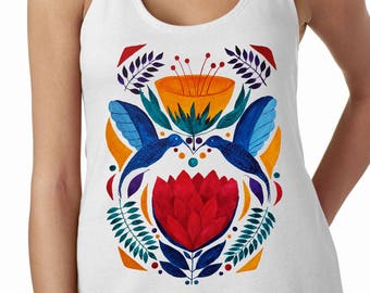 Oiseaux d’amour | Satin Jersey Ladies' Shirttail Tank | Débardeur graphique | Aquarelle embrassant des colibris | Œuvres d’art originales | fleurs ethniques |