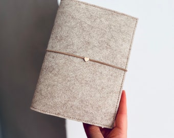Mutterpasshülle aus Filz SCHLICHT |  Mutterpassumschlag mit Herz in beige/greige