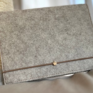 U-Heft Hülle Filz | Untersuchungsheft mit Krone| Schlichte Schutzhülle in greige/beige