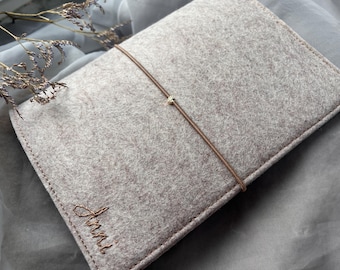 Maternity record cover made of felt PLAIN | Maternity record cover with heart in beige/greige