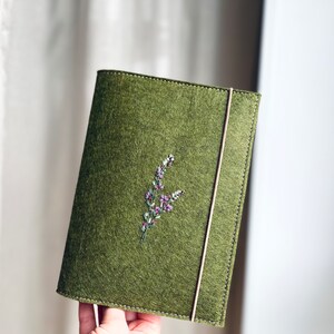 Mutterpasshülle Filz mit handbestickten Blumen | Mutterpasshülle grün