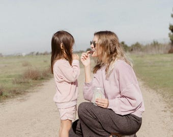 mães se sentem em casa xícara de vidro