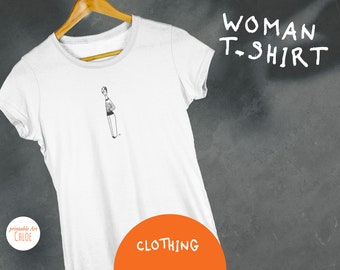 Camiseta  de mujer bio estampada personalizada - mujer con manos en los bolsillos