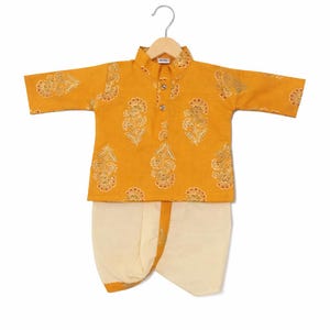 Conjunto Kurta Dhoti amarillo con estampado artesanal: Ropa de algodón indio para bebé, ideal para bodas y regalos.