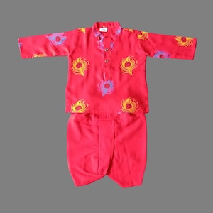 Rote Viskose Kurta Dhoti Set: Pfau Drucken Ethnische Babykleidung