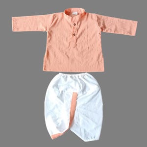 Conjunto de camisa acolchada y pantalón: vestido orgánico para recién nacido, kurta tradicional para bebé niño y regalo de Diwali. Peach With Dhoti