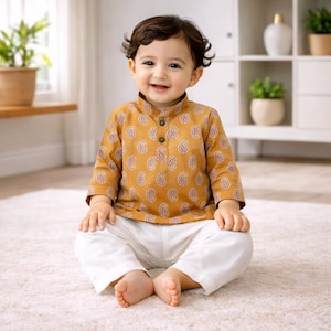 Conjunto de kurta y pijama para bebé niño: Vestido indio de algodón con estampado floral mostaza para bebé