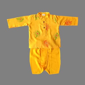 Gelbes Viskose Baby Dhoti Kurta Set: Pfauenfeder Print, Ethnische Kleidung