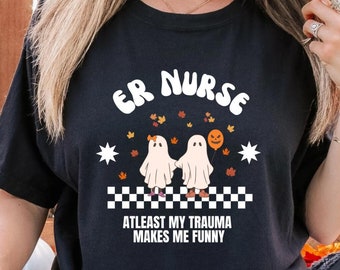 Könnte beinhalten: Schwarzes T-Shirt mit einer weißen Grafik von zwei Geistern und dem Text "ER Nurse. Atleast my trauma makes me funny."
