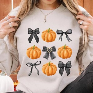 Halloween Coquette Sweatshirt, Herbstpullover, Damen Sweatshirt, Halloween Shirt, Kürbis Sweatshirt, Herbst Vibes, Halloween Schleife, Herbstsaison