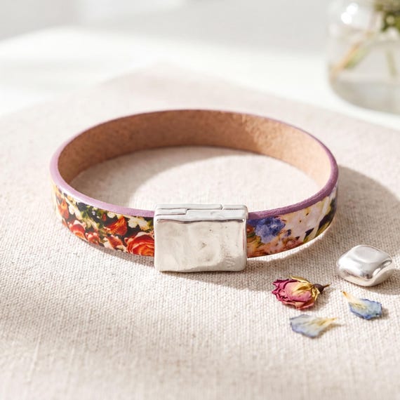 Leather Magnetic Bracelet Handmade Design Statement Cuff Zamak Clasp Jewelry Minimalist Style Everyday Accessory Quality Colorful Wristband