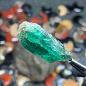 71 Cts. Raw Green Kyanite Crystal Blade: Natural Kyanite Stone