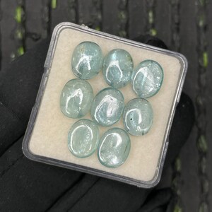 Lot de belles cyanites aqua brillantes lisses, dos plat, forme ovale, qualité supérieure 8 x 10 mm 8 pièces, cyanite dos plat pour la fabrication de bijoux. image 6