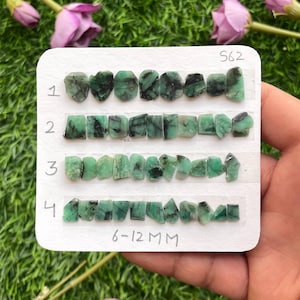 Könnte beinhalten: Eine weiße Karte mit vier Reihen grüner Smaragdsteine, jede Reihe mit einer Nummer von 1 bis 4 beschriftet. Die Karte enthält auch den Text "S62" und "6-12 MM".