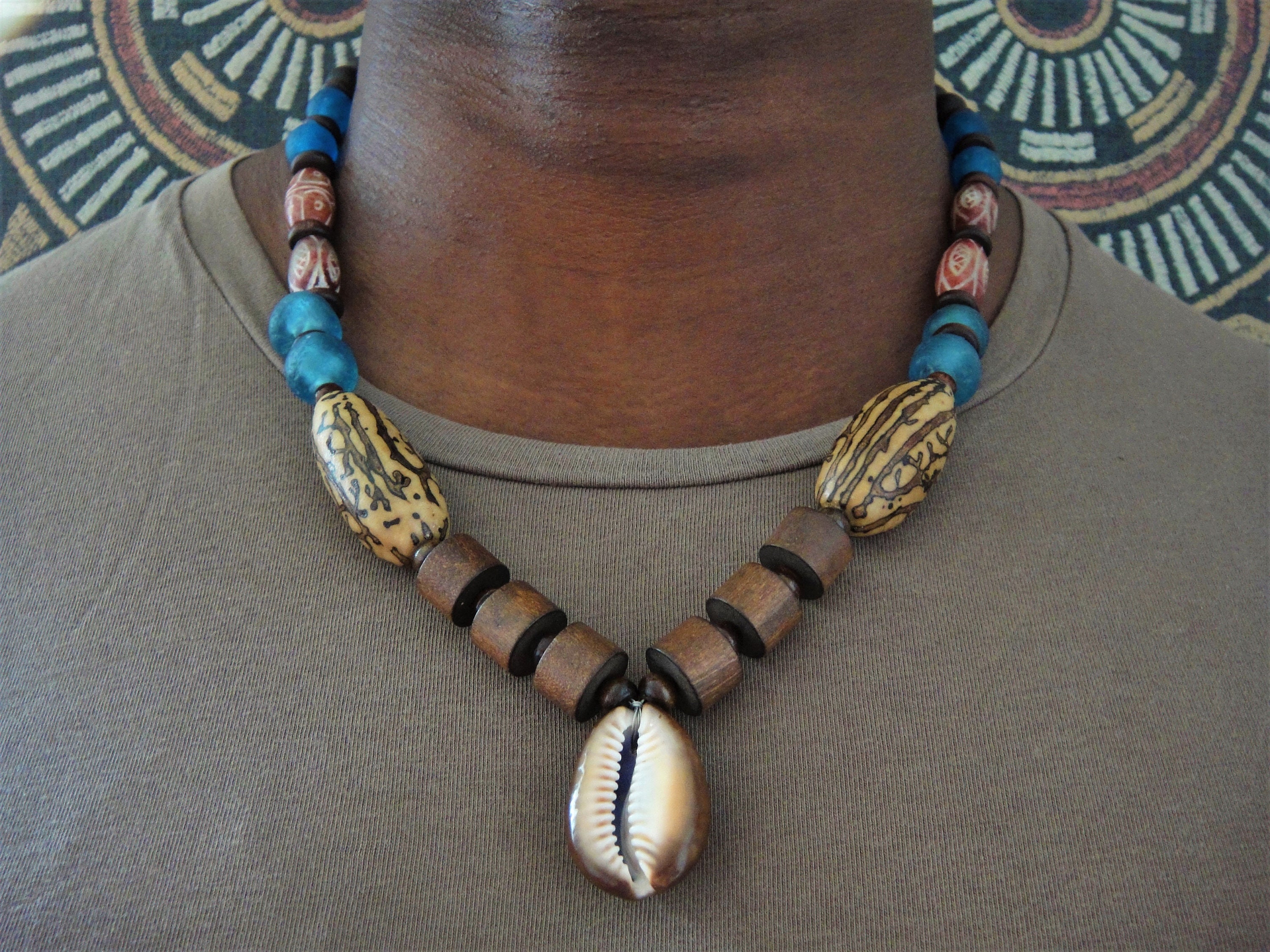最新最全のをすべて Mens Tribal Carved Afrocentric Pendant Shell Cawry Jewelry ネックレス・ペンダント
