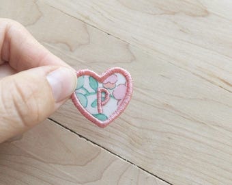 Letra termoadhesiva en forma de corazón, pequeño parche termoadhesivo de corazón para manga, aplique de corazón pequeño con borde acabado, parche de letra de corazón bordado, diseño de corazón