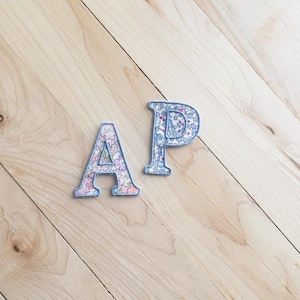 Toppa con lettera in tessuto, da applicare con ferro da stiro, per fai da te, Liberty Fabric Applique, lettera ricamata personalizzata, da applicare con ferro da stiro, per regalo, toppa floreale.