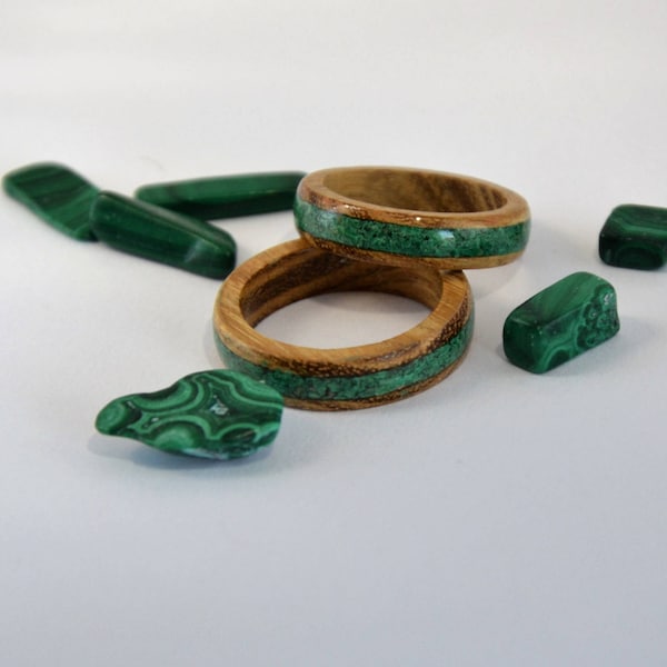 Bague en bois et pierre, alliance,  anneau en bois et malachite,  bijoux en bois et malachite, bijoux fait à la main, Mariage, anneau