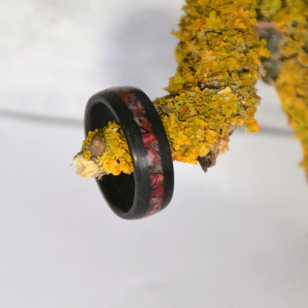 Hout en stenen ring, alliantie, gebogen houten ring, koraal, handgemaakte sieraden, bruiloft, gebogen houten ringen, ebene