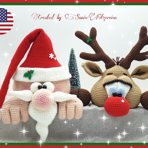 Könnte beinhalten: Ein gehäkelter Weihnachtsmann und ein Rentier schauen über eine silberne, glitzernde Oberfläche. Der Weihnachtsmann trägt einen langen roten Hut, einen weißen Bart und eine rosafarbene Nase. Das Rentier hat braune Geweihe, eine rote Nase und braunes Fell.