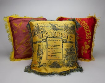 Juego de tres almohadas militares conmemorativas con funda de seda