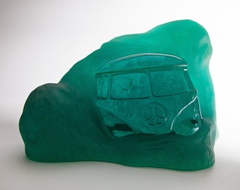 VW Van Escultura de arte verde esmeralda "Adelante a través de la niebla"