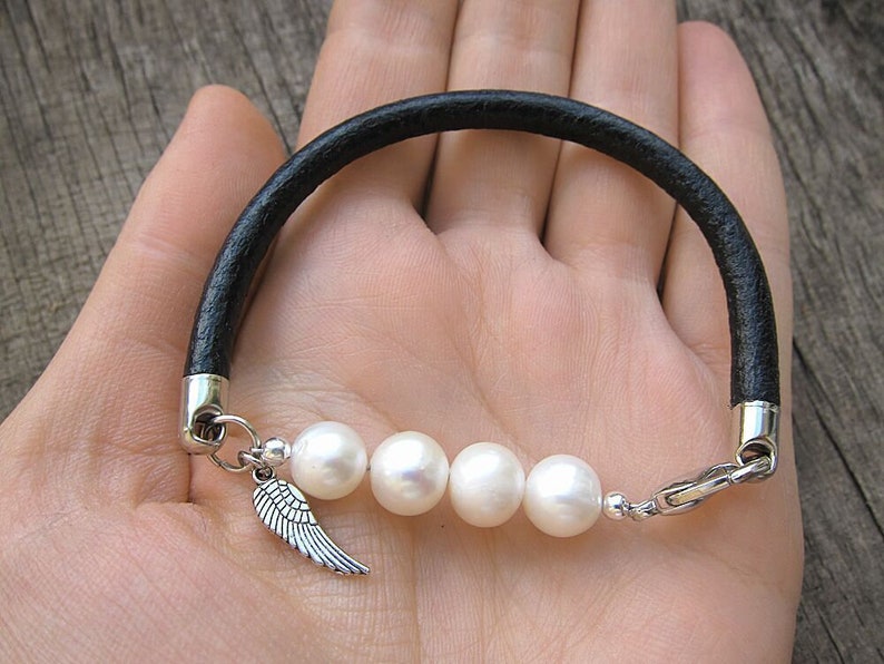 Black leather pearl bracelet Pearl and leather bracelet Feather charm bracelet Trending bracelet Wrap bracelet Unique bracelet Natural pearl