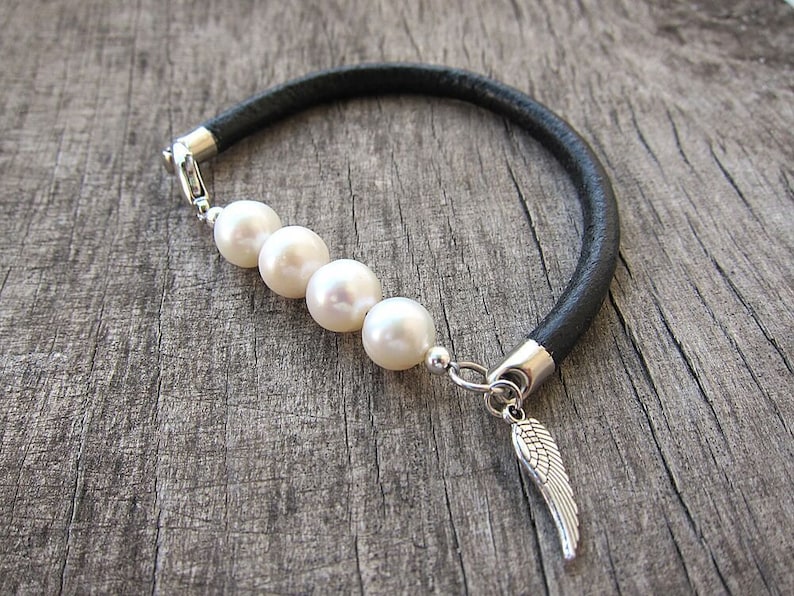 Black leather pearl bracelet Pearl and leather bracelet Feather charm bracelet Trending bracelet Wrap bracelet Unique bracelet Natural pearl